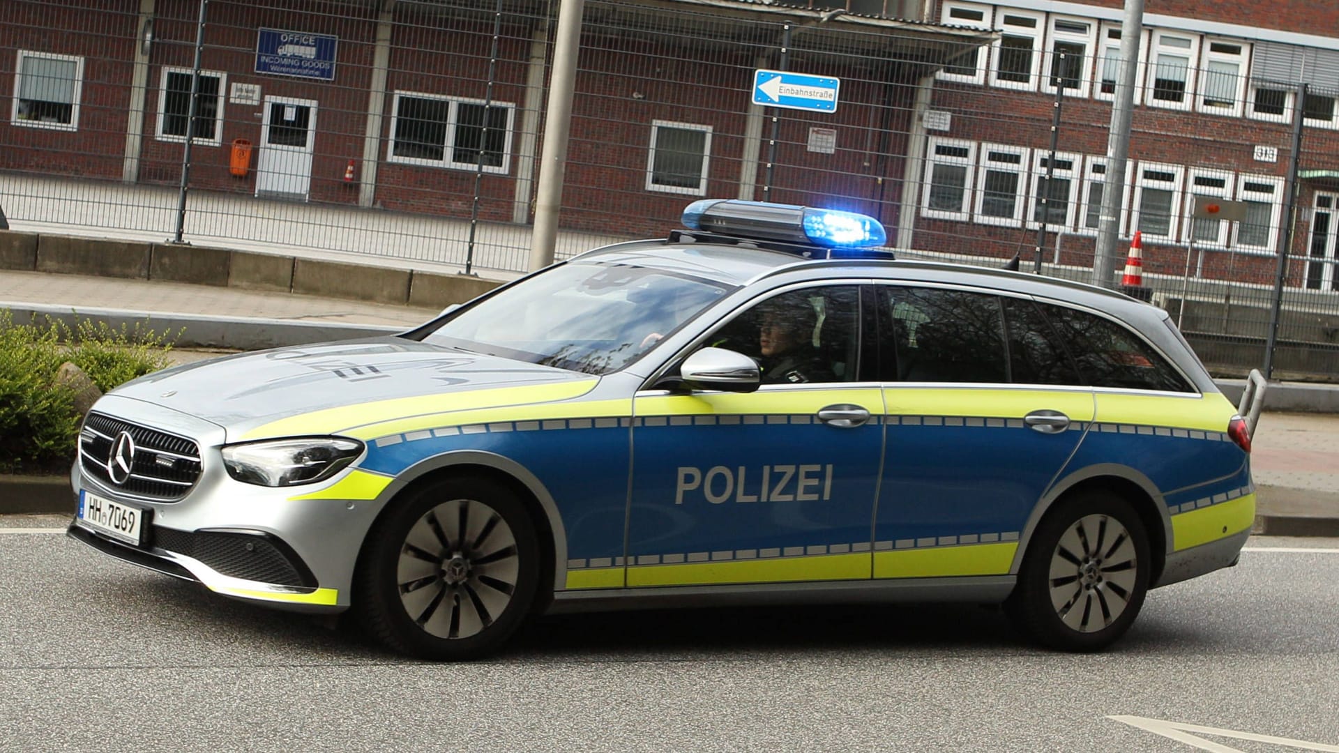 Ein Einsatzwagen der Polizei fährt mit Blaulicht (Symbolbild): In St. Georg haben drei Männer einen 80-Jährigen überfallen. Ein Einsatzwagen der Polizei fährt mit Blaulicht (Symbolbild): In St. Georg haben drei Männer einen 80-Jährigen überfallen.