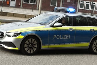 Ein Einsatzwagen der Polizei fährt mit Blaulicht (Symbolbild): In St. Georg haben drei Männer einen 80-Jährigen überfallen.
