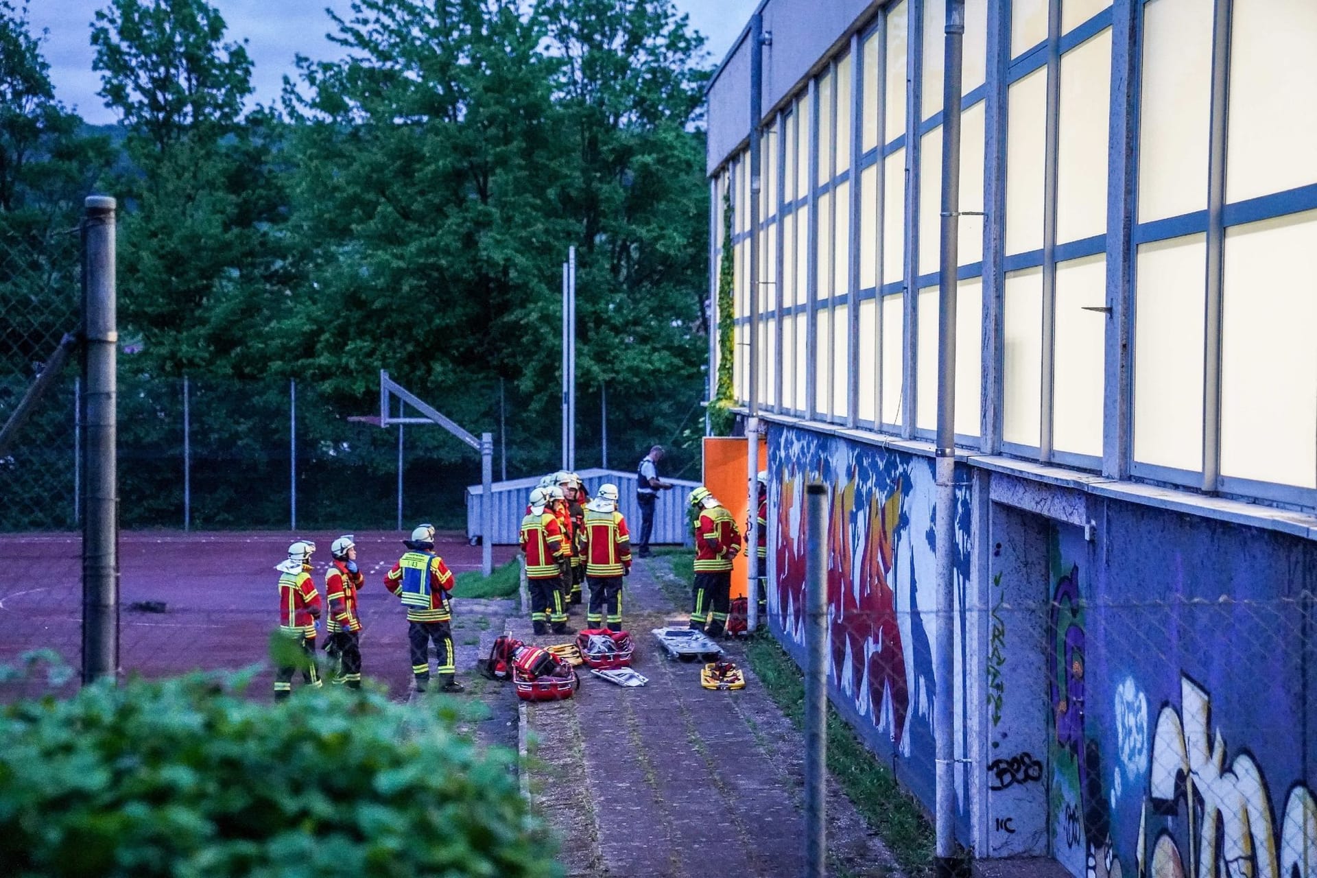 Mehrere Kinder fallen durch Sporthallendach