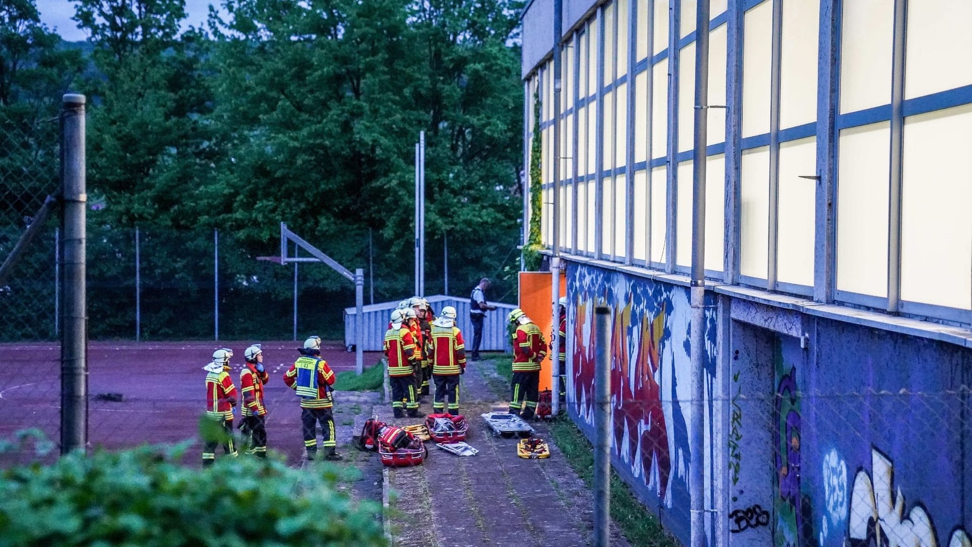 Mehrere Kinder fallen durch Sporthallendach Mehrere Kinder fallen durch Sporthallendach