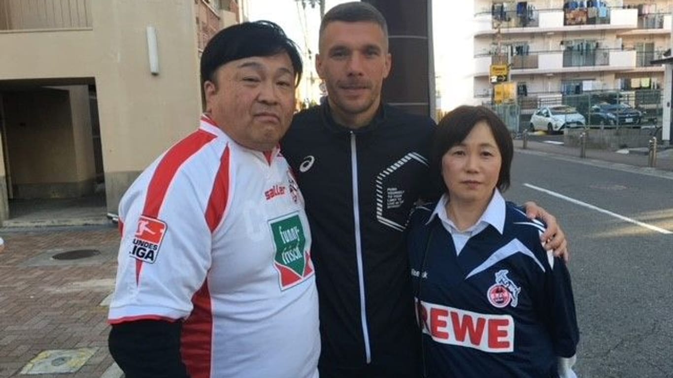 Fumihiko Sugino und seine Frau mit Lukas Podolski in Tokio. "Prinz Poldi" spielte selber einige Jahre in Japan.