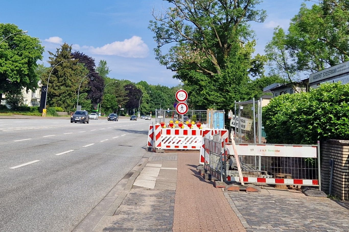 Eine Vollsperrung des Fuß- und Fahrradwegs an der Kollaustraße bringt Fußgänger und Radler in Gefahr.