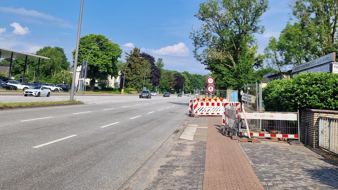 Eine Vollsperrung des Fuß- und Fahrradwegs an der Kollaustraße bringt Fußgänger und Radler in Gefahr.