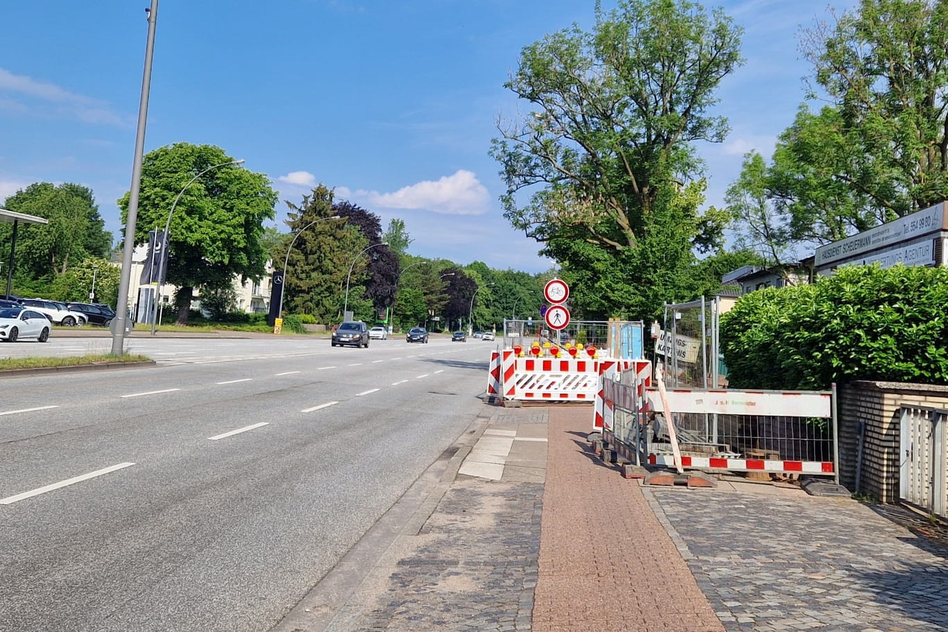 Eine Vollsperrung des Fuß- und Fahrradwegs an der Kollaustraße bringt Fußgänger und Radler in Gefahr.