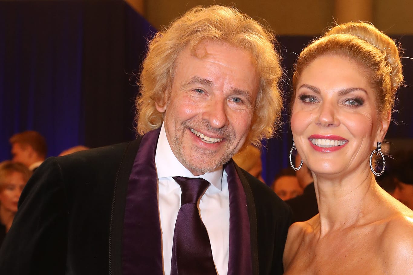 Thomas Gottschalk und Karina Mroß posieren bei der "Sportler des Jahres"-Gala in Baden-Baden.