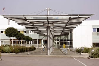 Eingangsbereich der Unfallklinik in Murnau (Archivbild): Das Krankenhaus ist derzeit abgeriegelt und isoliert.