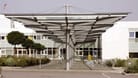 Eingangsbereich der Unfallklinik in Murnau (Archivbild): Das Krankenhaus ist derzeit abgeriegelt und isoliert.