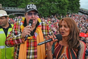 Andreas Ellermann und Nadja Abd el Farrag singen auf einem Partytruck vor Tausenden Fans beim Schlagermove.