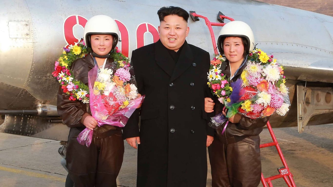 Kim Jong-un (Archivbild): Der Diktator posiert mit zwei Pilotinnen der nordkoreanischen Armee.