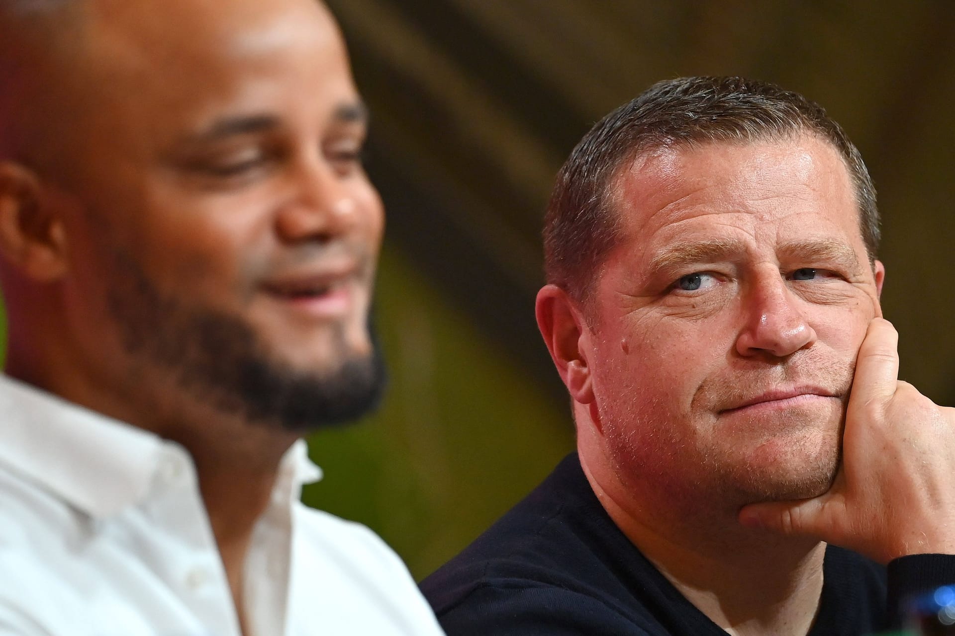 Vincent Kompany (l.) und Max Eberl: Trainer und Sportvorstand des FC Bayern haben in diesem Sommer viel zu tun.