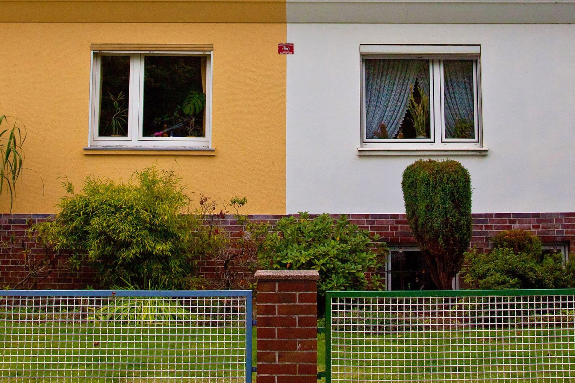 Eine Doppelhaushälfte mit unterschiedlichem Farbanstrich Eine Doppelhaushälfte mit unterschiedlichem Farbanstrich