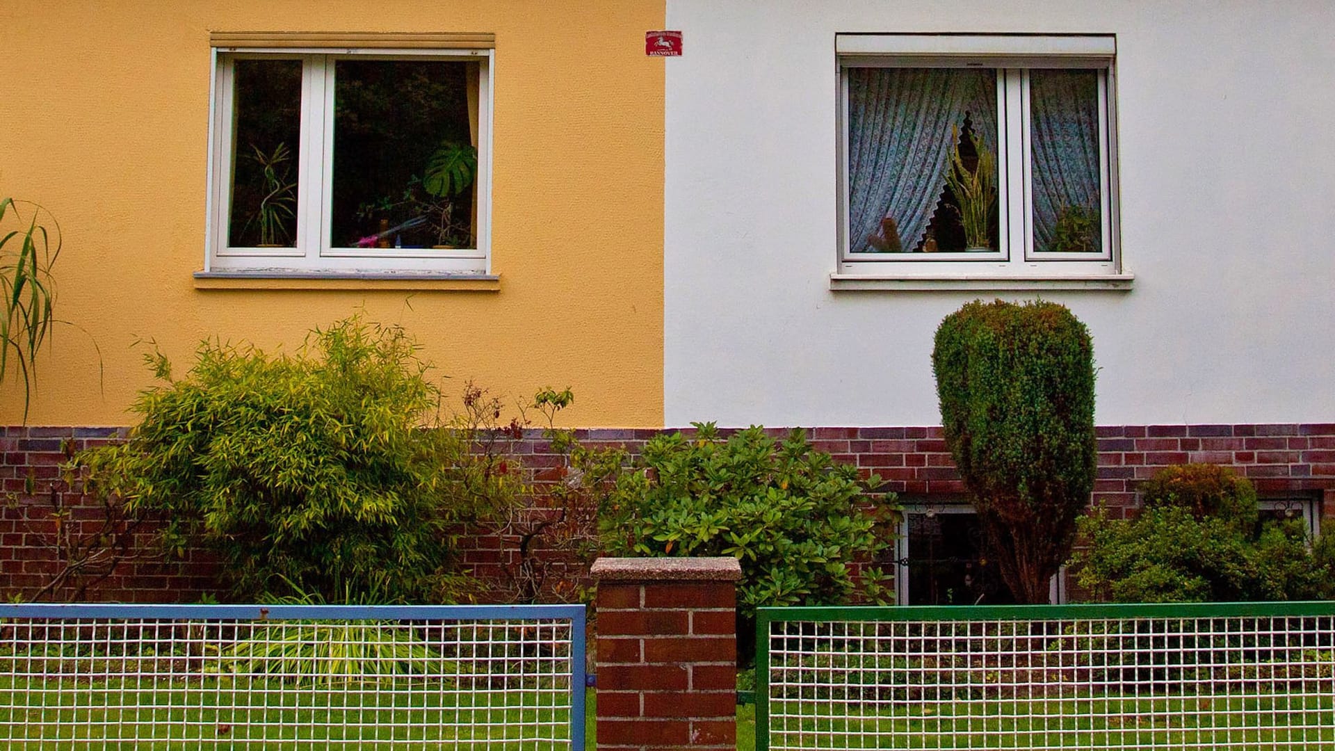 Eine Doppelhaushälfte mit unterschiedlichem Farbanstrich Eine Doppelhaushälfte mit unterschiedlichem Farbanstrich