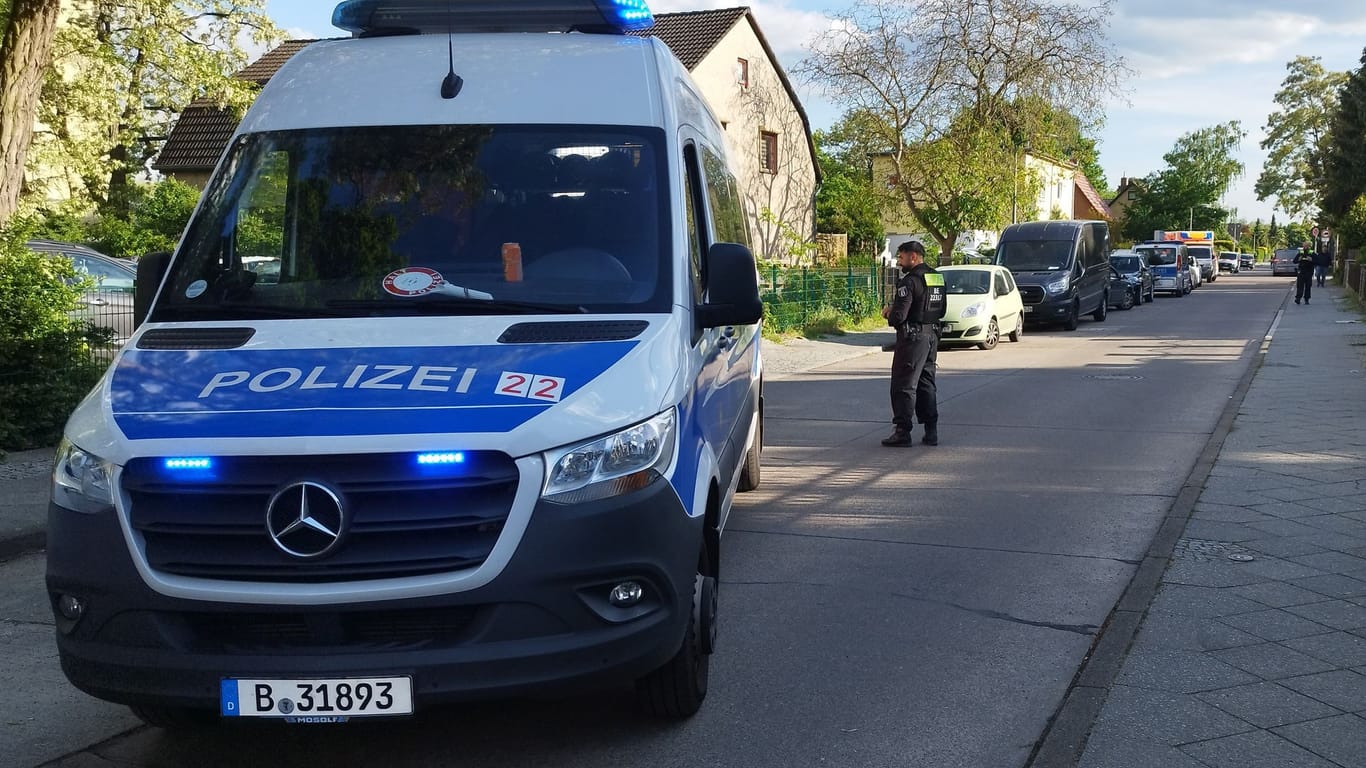 Polizisten sperren eine Straße im Berliner Bezirk Spandau für die Ermittlungsarbeiten. Nach dem Tod eines Mannes auf offener Straße im Berliner Bezirk Spandau ermittelt eine Mordkommission.