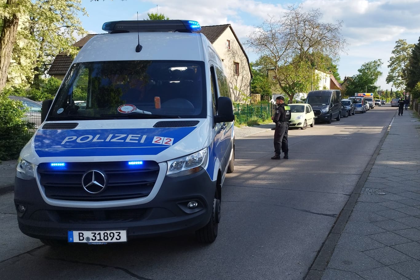 Polizisten sperren eine Straße im Berliner Bezirk Spandau für die Ermittlungsarbeiten. Nach dem Tod eines Mannes auf offener Straße im Berliner Bezirk Spandau ermittelt eine Mordkommission.