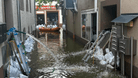Überschwemmte Straße in Blieskastel: Für Evakuierungen werden auch Schlauboote eingesetzt.