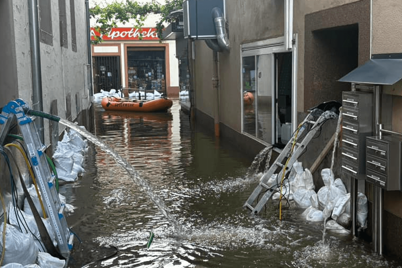 Überschwemmte Straße in Blieskastel: Für Evakuierungen werden auch Schlauboote eingesetzt.