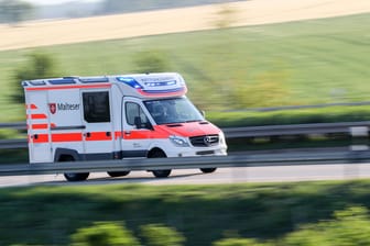 Ein Rettungswagen auf einer Landstraße: In Hildesheim starb ein Mann bei einem Arbeitsunfall.