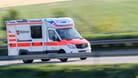 Ein Rettungswagen auf einer Landstraße: In Hildesheim starb ein Mann bei einem Arbeitsunfall.