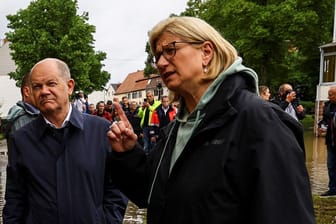 Kanzler Scholz und die saarländische Ministerpräsidentin Anke Rehlinger: Gemeinsam besuchten sie den Ort Kleinblittersdorf.