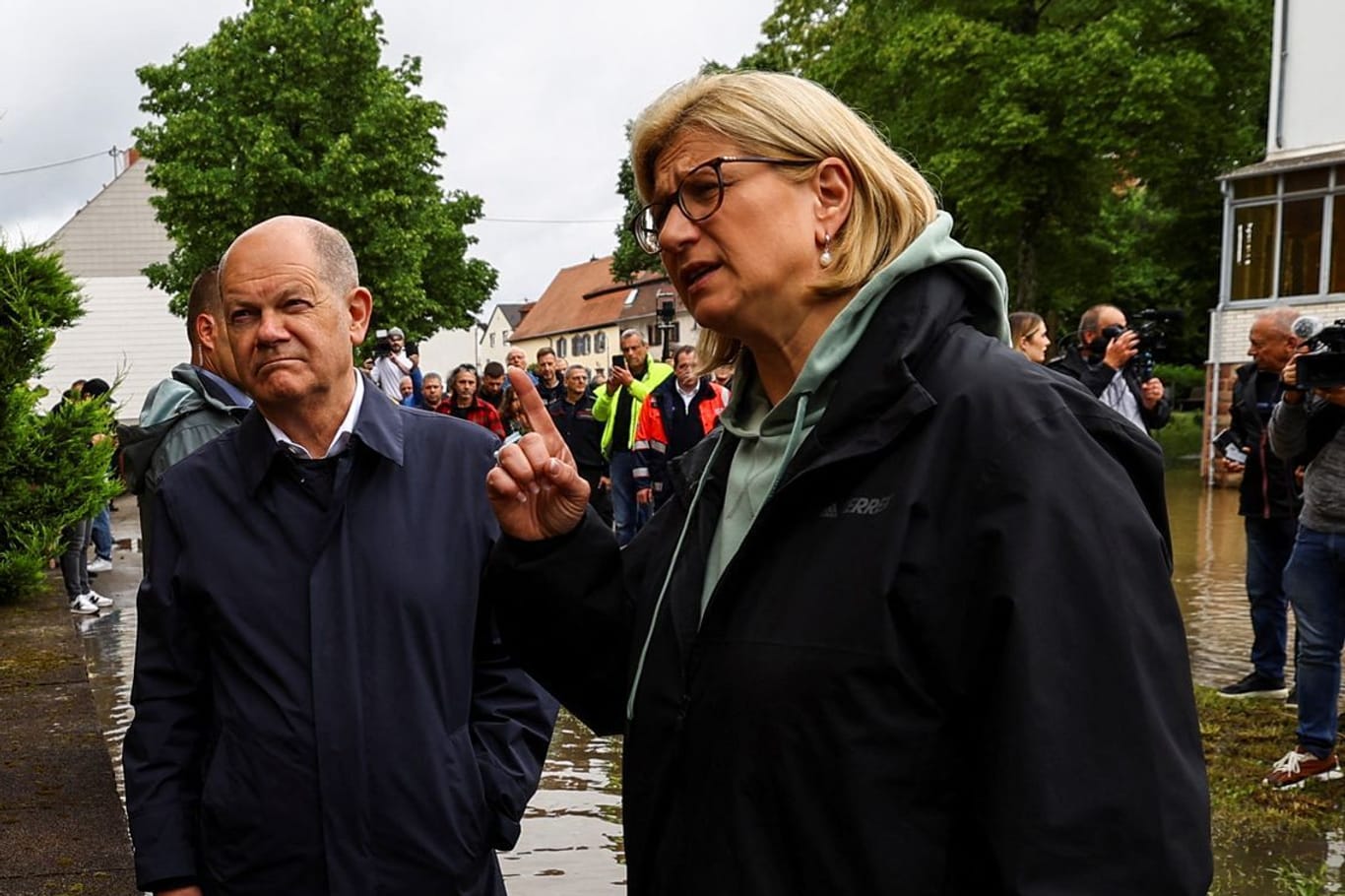 Kanzler Scholz und die saarländische Ministerpräsidentin Anke Rehlinger: Gemeinsam besuchten sie den Ort Kleinblittersdorf.