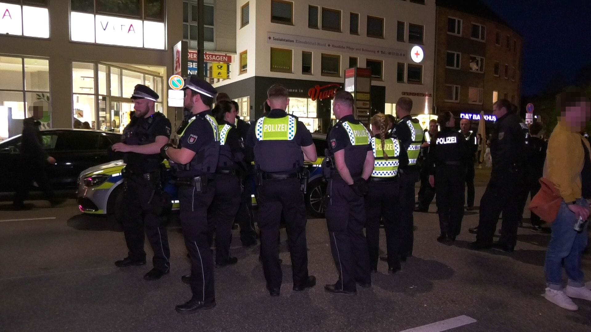 Großeinsatz der Polizei auf dem Osterstraßenfest: Mehrere Personen waren in eine Massenschlägerei geraten.