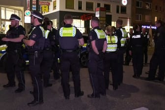 Großeinsatz der Polizei auf dem Osterstraßenfest: Mehrere Personen waren in eine Massenschlägerei geraten.