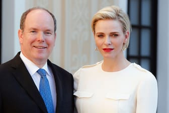 Albert II. und Charlène von Monaco posieren bei einer Party in Monte-Carlo.