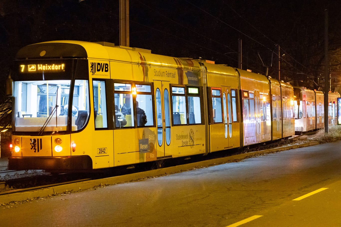 Straßenbahn der Linie 7 in Dresden (Symbolfoto): In der Nacht zu Sonntag ist in Löbtau eine junge Frau vergewaltigt worden.