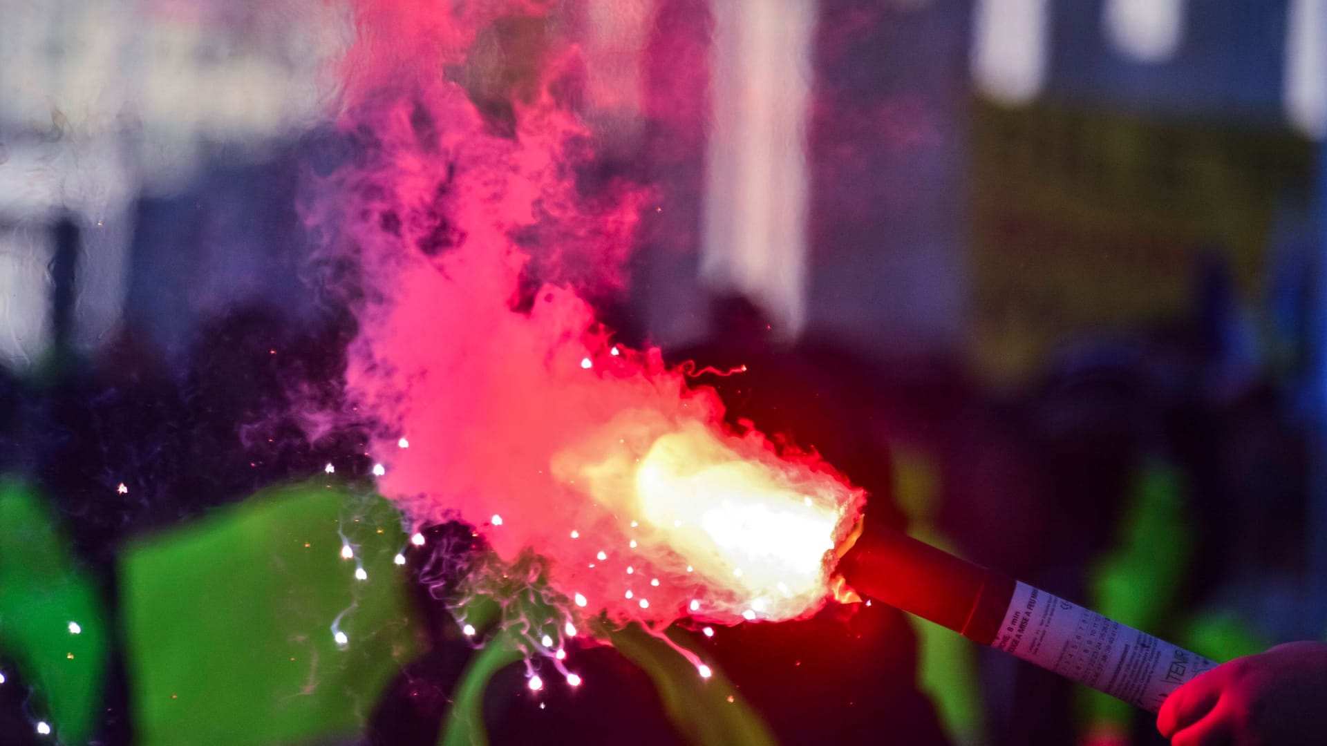 Ein Bengalo-Feuerwerk auf einer Demonstration (Archivbild): Die Fackeln dürfen nicht in Innenräumen gezündet werden.