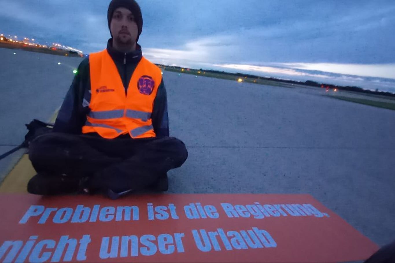 Ein Klimaaktivist auf der Start- und Landebahn des Franz-Josef-Strauß Flughafens in München: Am Samstag blockierten Klimaaktivisten die Landebahn.