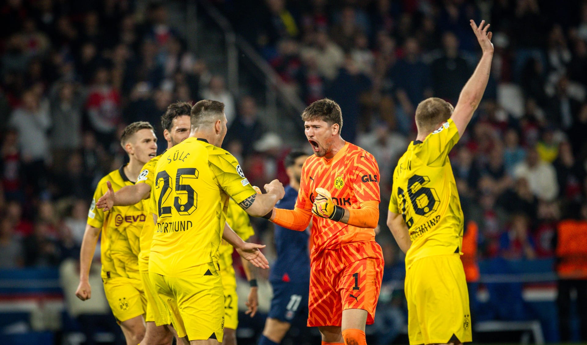 Borussia Dortmund hat seinen Traum verwirklicht und steht sensationell im Finale der Champions League. Nachdem das Team von Edin Terzić die Pariser Druckphasen überstanden hatte, konnten sich die Stars vor Freude kaum halten. Ein Profi überragte dabei. Die Einzelkritik.
