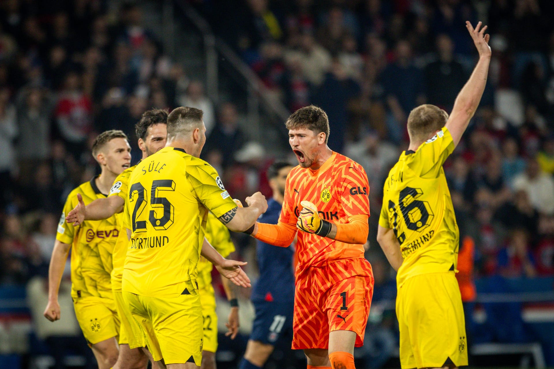 Borussia Dortmund hat seinen Traum verwirklicht und steht sensationell im Finale der Champions League. Nachdem das Team von Edin Terzić die Pariser Druckphasen überstanden hatte, konnten sich die Stars vor Freude kaum halten. Ein Profi überragte dabei. Die Einzelkritik.