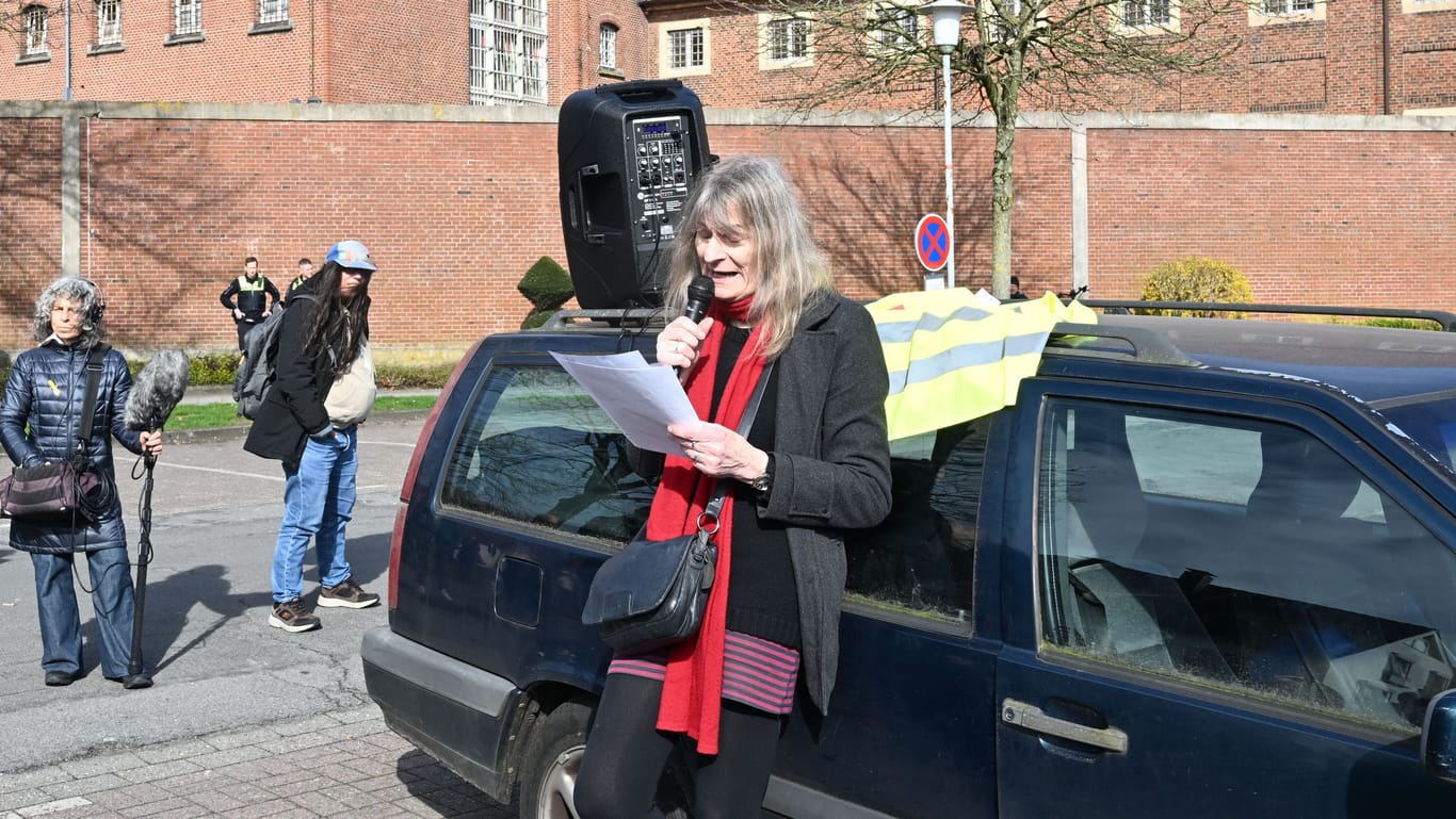 Ariane Müller spricht auf der Kundgebung "Solidarität mit Daniela" vor der Justizvollzugsanstalt in Vechta: Das hat nun Konsequenzen.