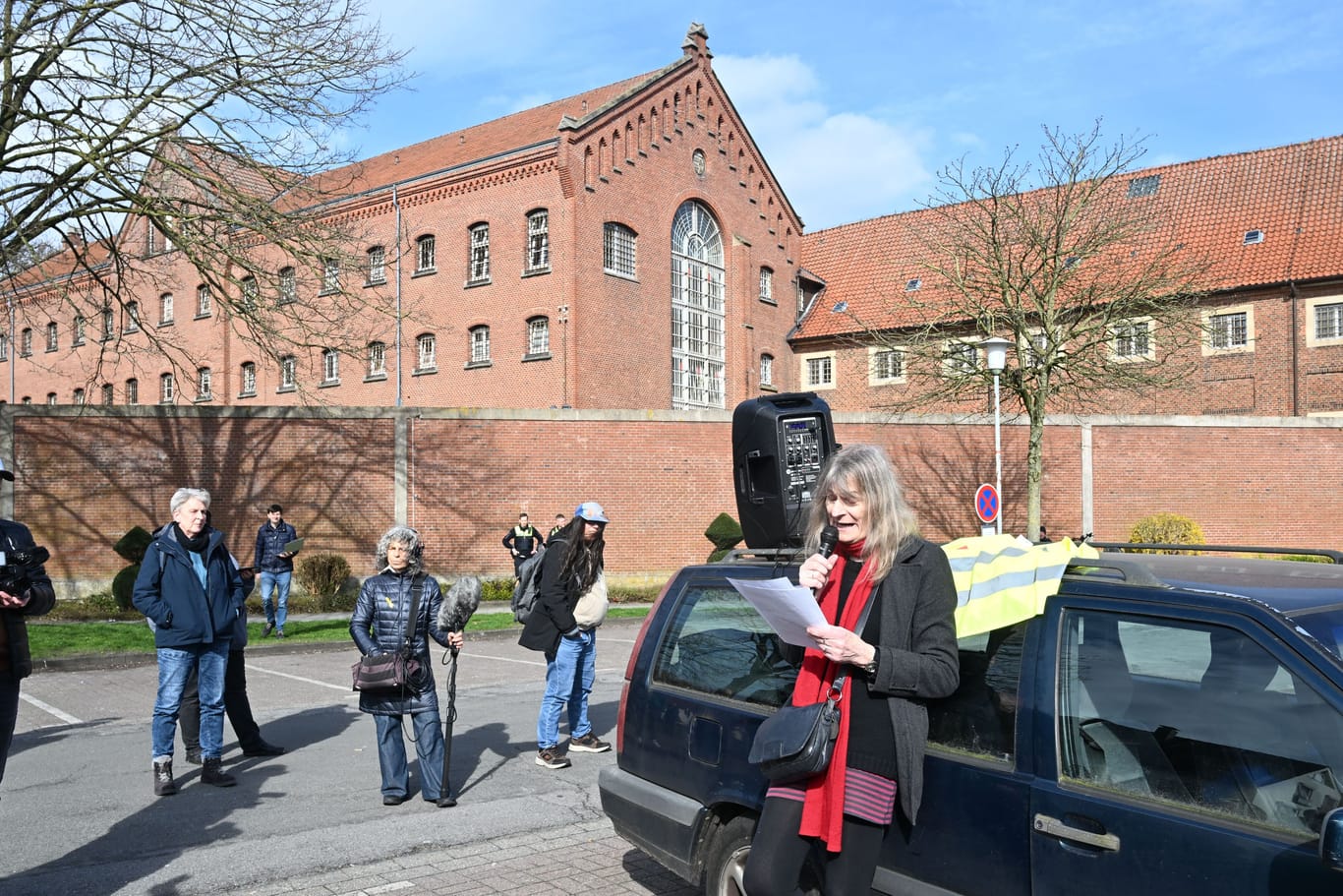 Ariane Müller spricht auf der Kundgebung "Solidarität mit Daniela" vor der Justizvollzugsanstalt in Vechta: Das hat nun Konsequenzen.