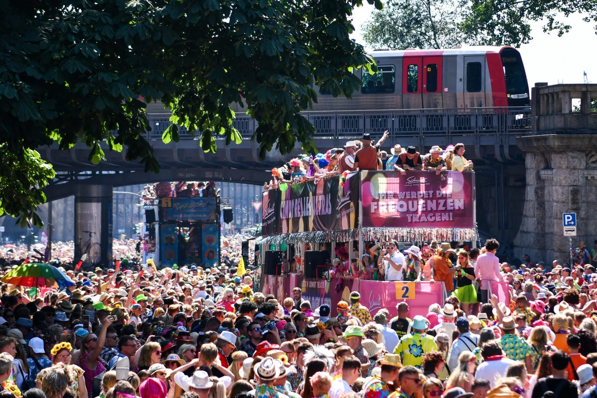 2023 zog die Veranstaltung rund 400.000 Besucher nach Hamburg – viele Straßen waren komplett dicht.