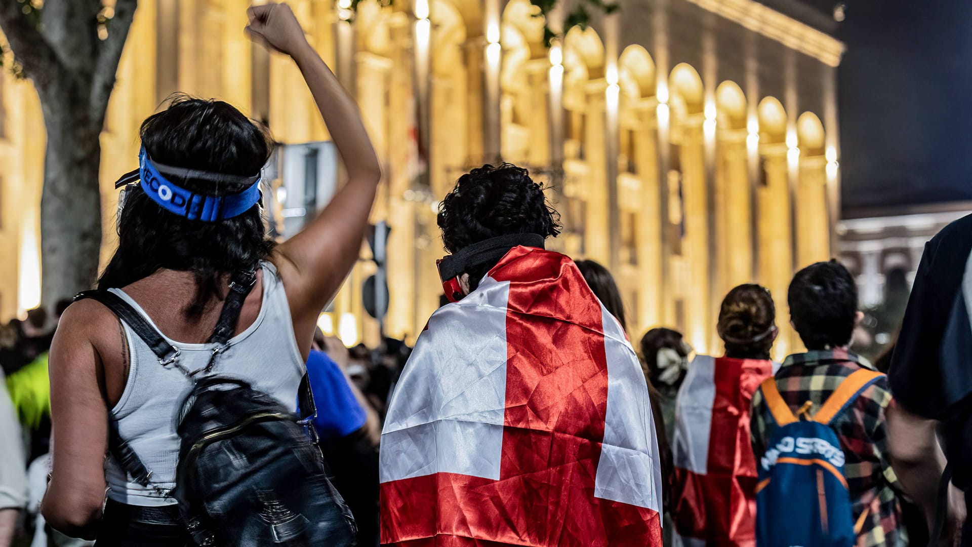 Zwei Demonstranten in der georgischen Hauptstadt. Die Prostete werden brutal niedergeschlagen.