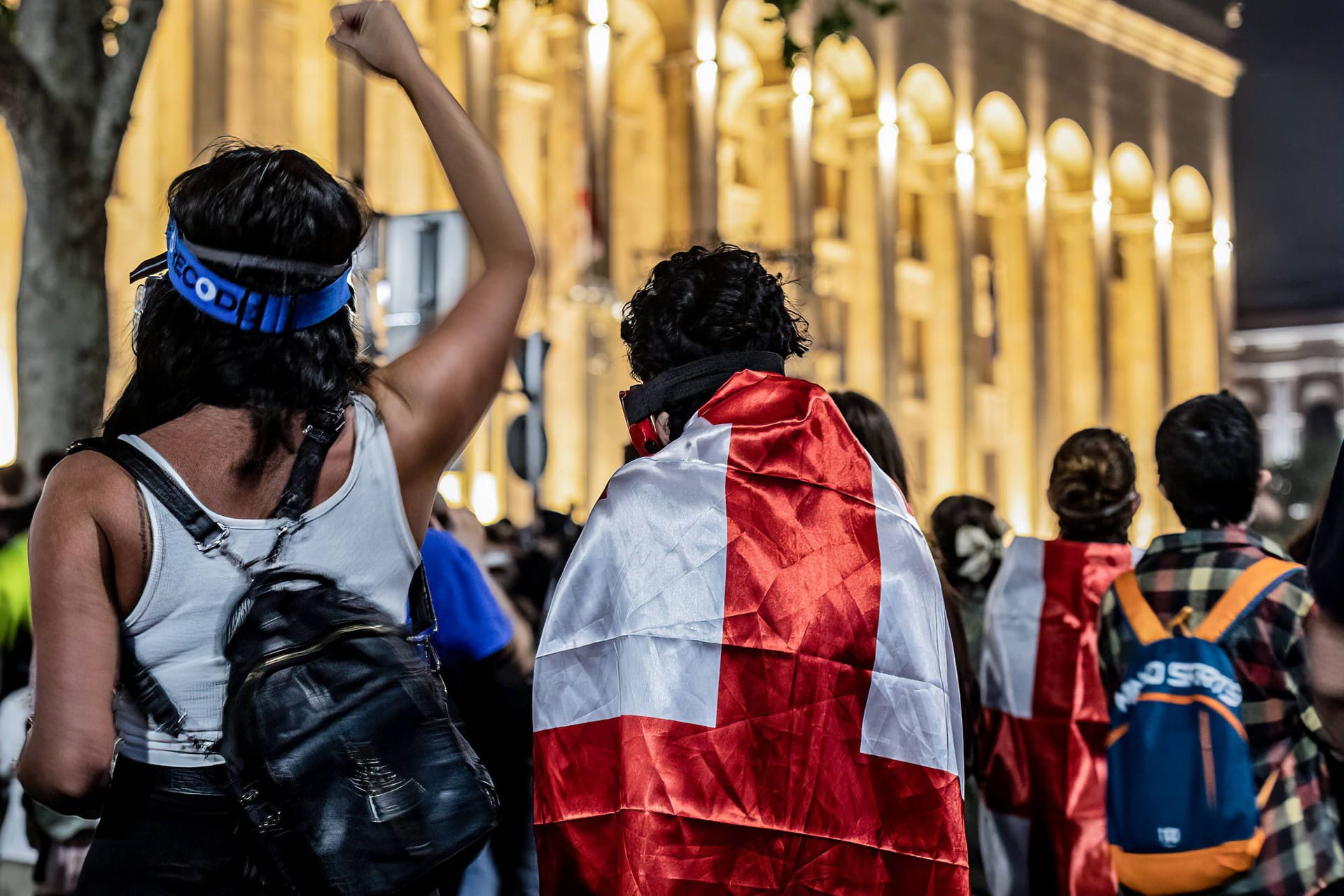 Zwei Demonstranten in der georgischen Hauptstadt. Die Prostete werden brutal niedergeschlagen.