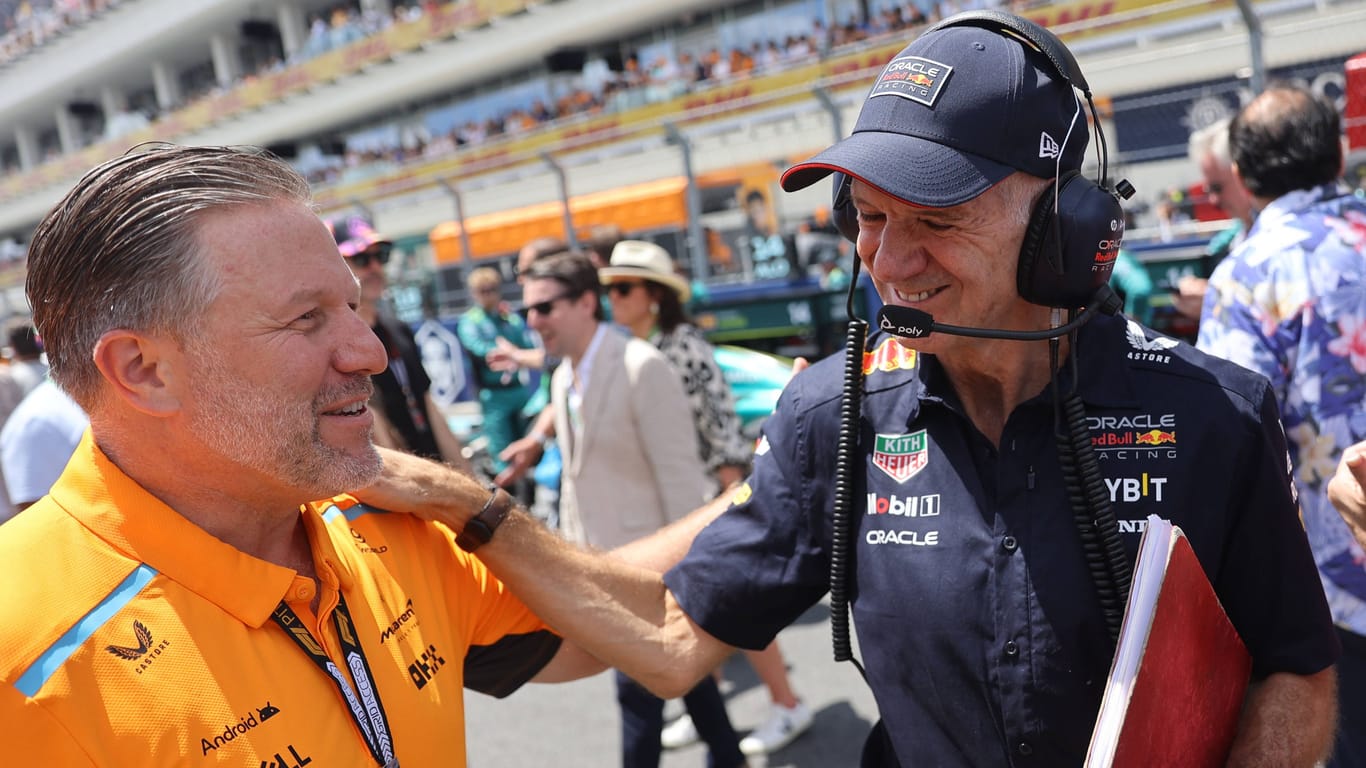 Zak Brown (links) mit Adrian Newey: Der McLaren-CEO glaubt an eine Implosion bei Red Bull.