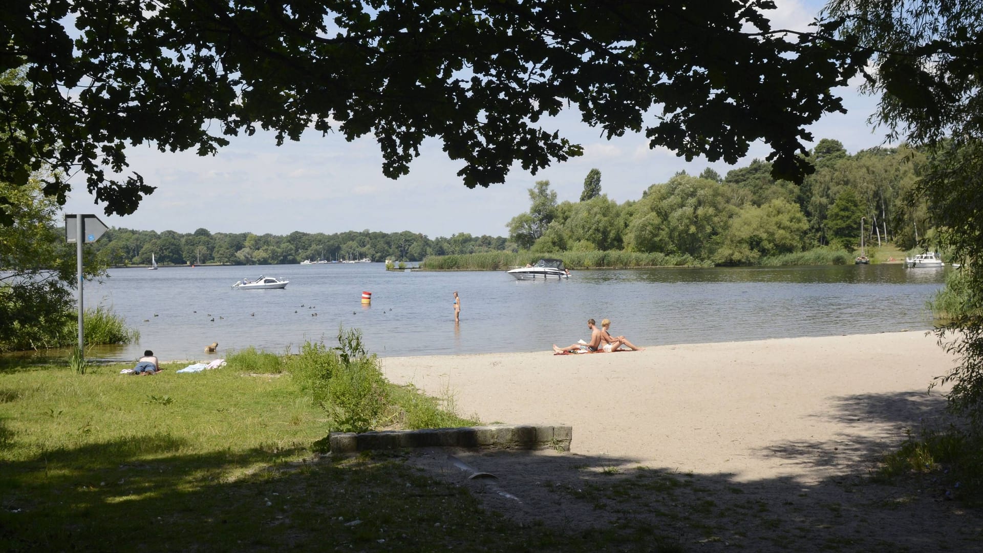 Eine Badestelle an der Unterhavel (Symbolbild): Wegen hoher Keimbelastung sind einige Gewässer in Berlin nicht zum Baden geeignet.