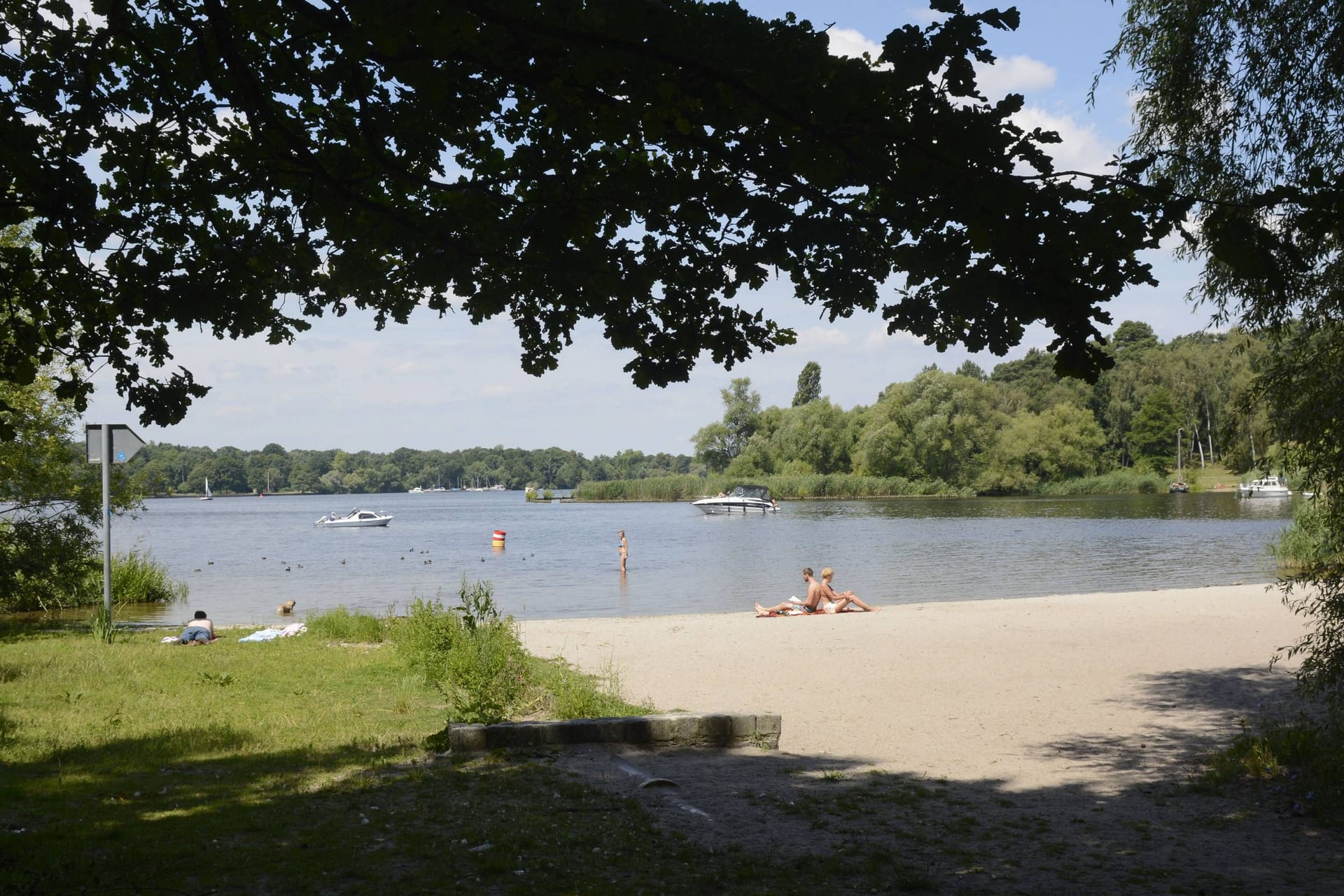 Eine Badestelle an der Unterhavel (Symbolbild): Wegen hoher Keimbelastung sind einige Gewässer in Berlin nicht zum Baden geeignet.