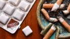 Nikotinkaugummis und Zigarettenkippen