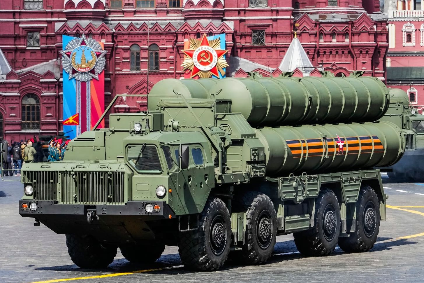 Moskau: Russische S-400-Flugabwehrraketen rollen während der Generalprobe der Militärparade zum Tag des Sieges über den Roten Platz.