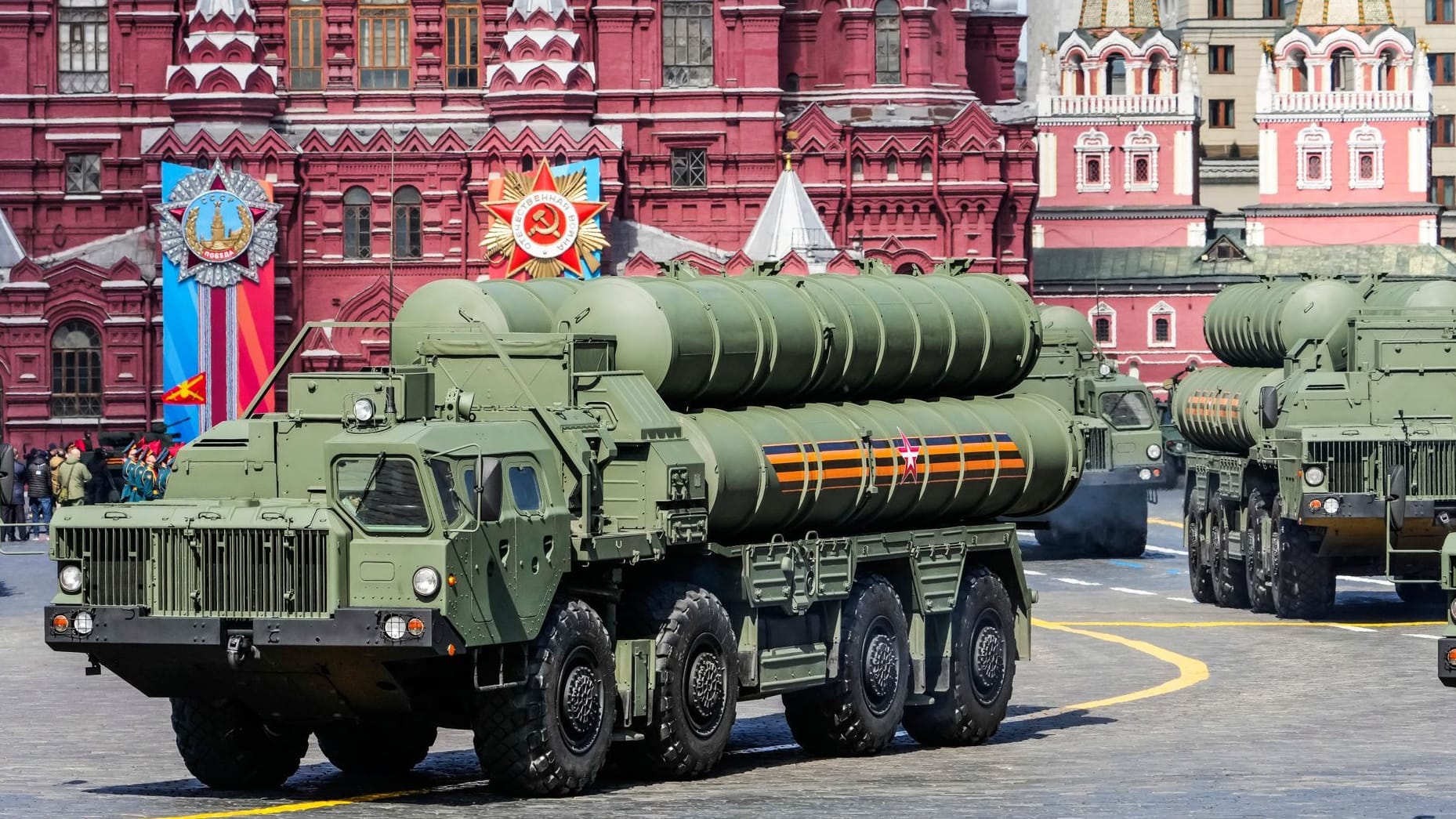 Moskau: Russische S-400-Flugabwehrraketen rollen während der Generalprobe der Militärparade zum Tag des Sieges über den Roten Platz.