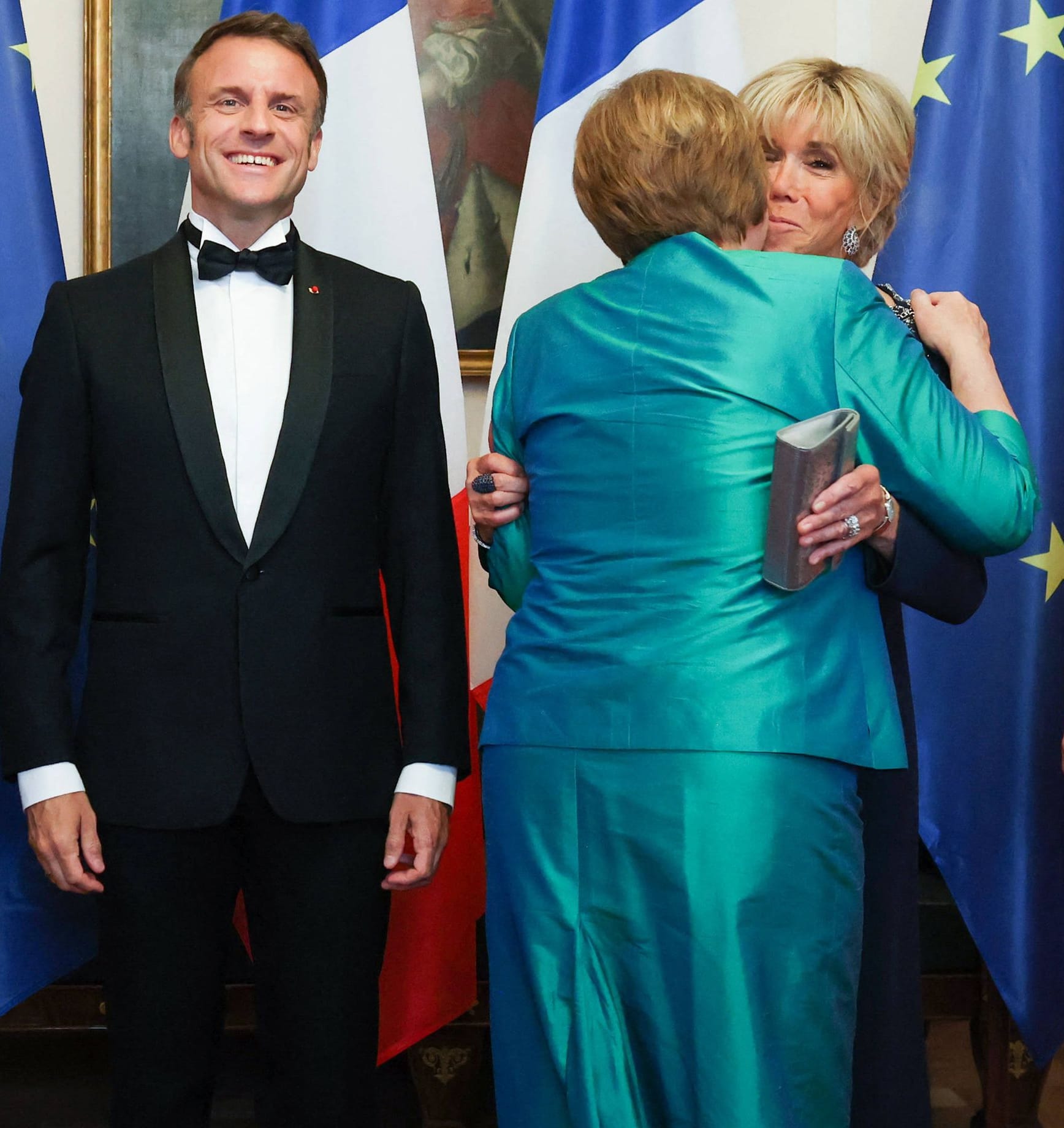Angela Merkel begrüßte Brigitte Macron mit einem Küsschen.