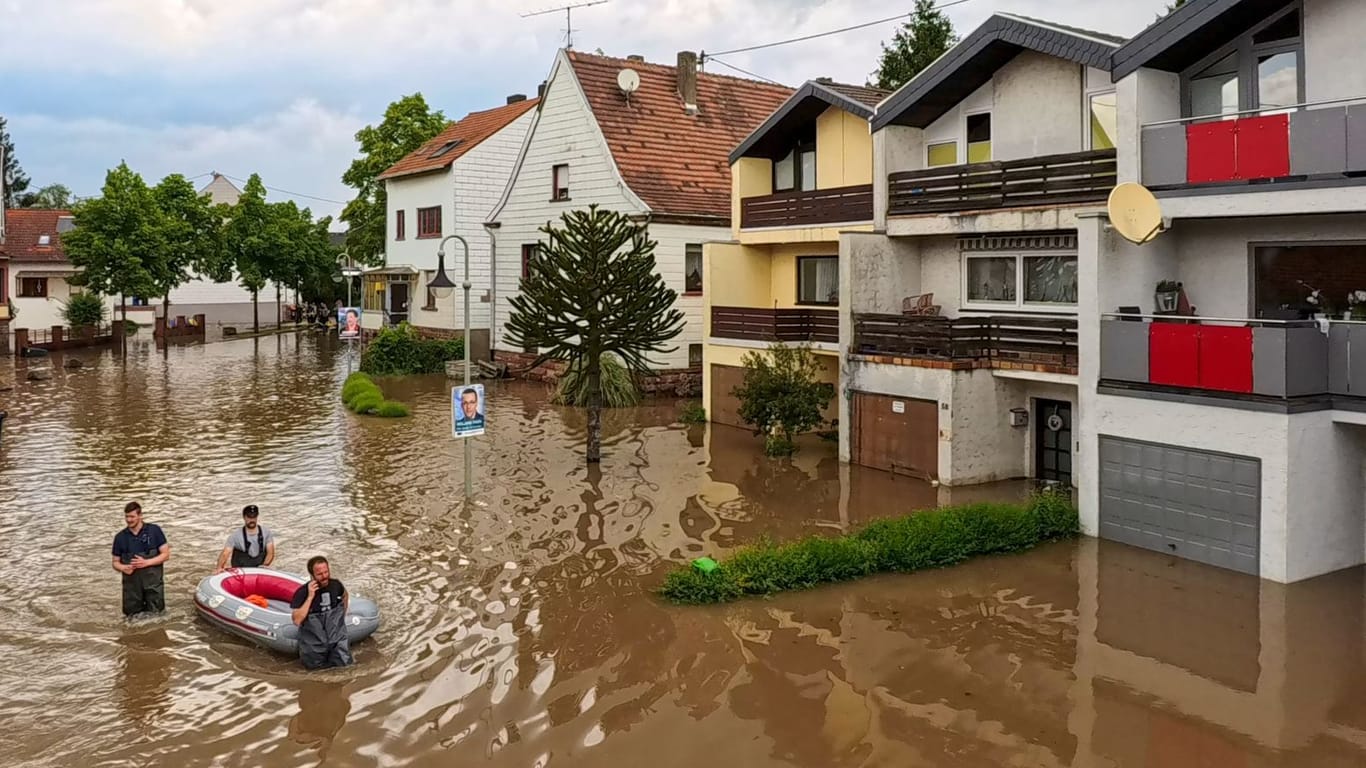 Einsatz mit Schlauchboot in Kleinblittersdorf am 19. Mai 2024 (Archivbild): Nun könnte es wieder zu Überschwemmungen kommen.