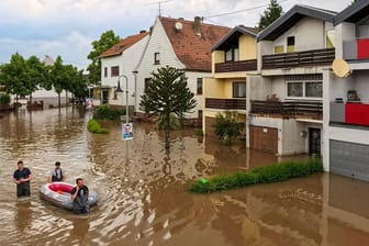 Einsatz mit Schlauchboot in Kleinblittersdorf am 19. Mai 2024 (Archivbild): Nun könnte es wieder zu Überschwemmungen kommen.