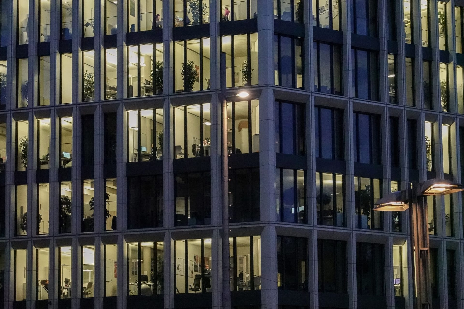 Bürogebäude am Abend