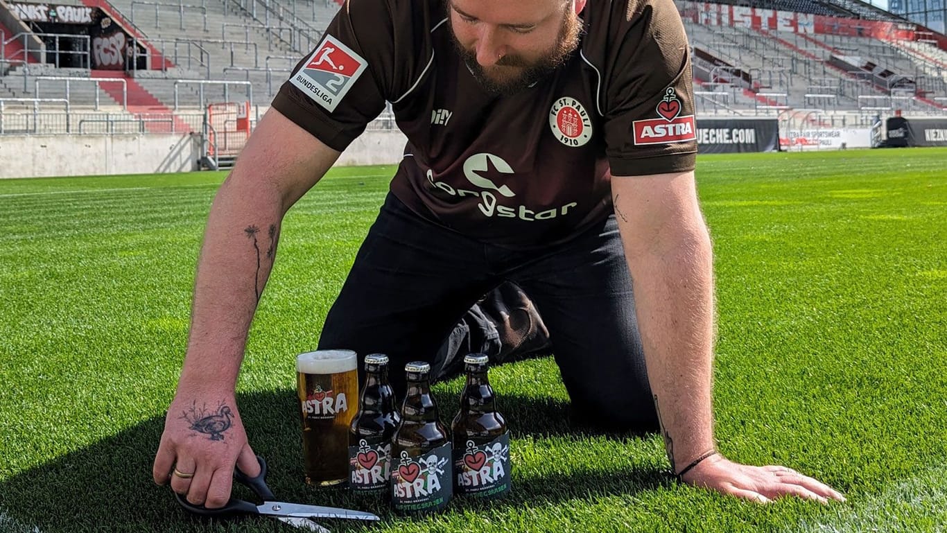 Chefbrauer Merlin Monagan bei der "Ernte" der besonderen Zutat im Stadion. Das Bier ist auf 3.000 Liter limitiert.