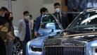 Besucher der Internationalen Automesse im chinesischen Shanghai vor einem Luxusauto (Symbolbild).