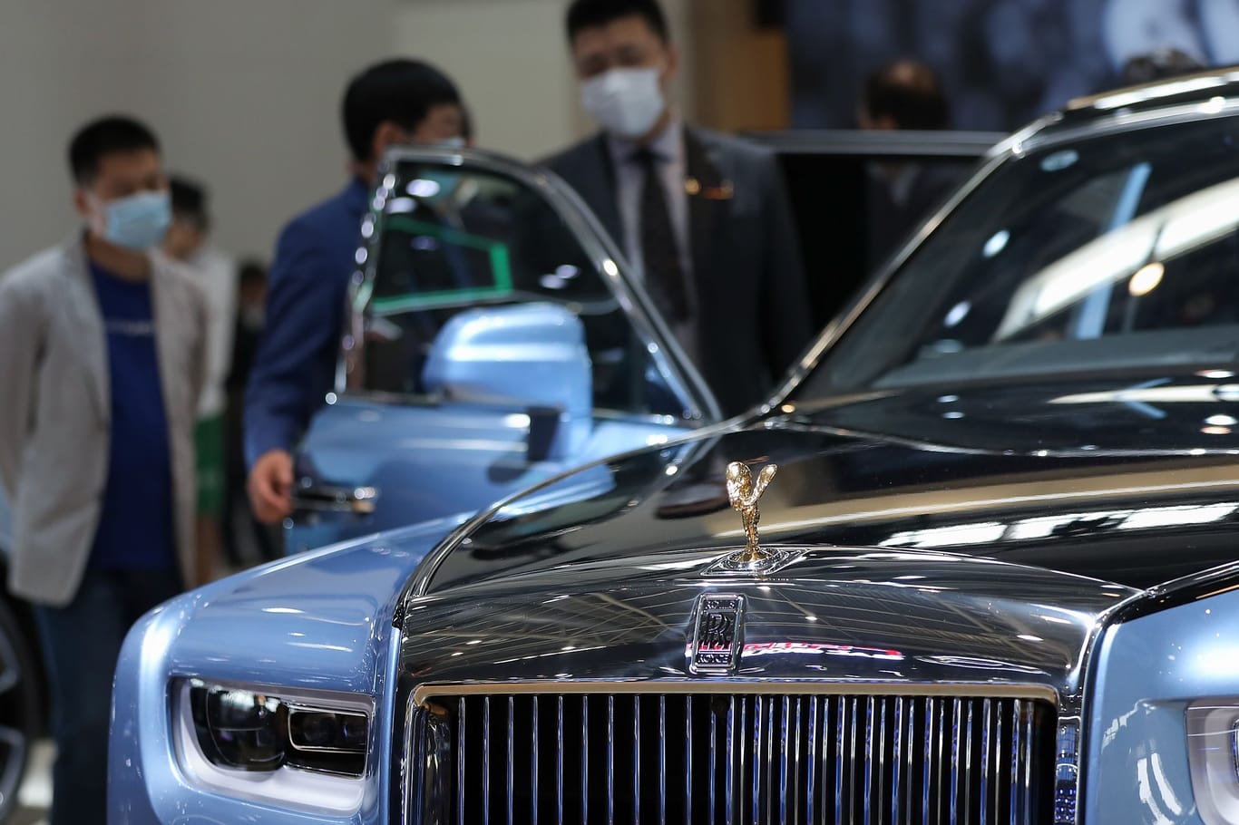 Besucher der Internationalen Automesse im chinesischen Shanghai vor einem Luxusauto (Symbolbild).